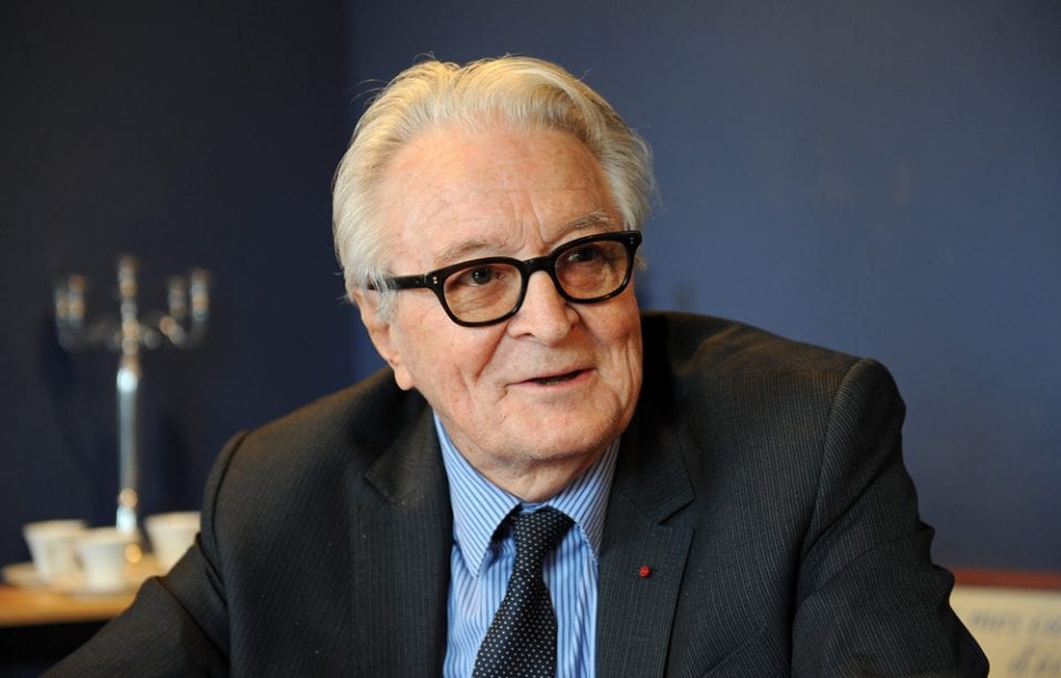 Roland Dumas Roland Dumas, ministre des affaires étrangères de François Mitterrand pendant 7 ans, met les pieds dans le plat