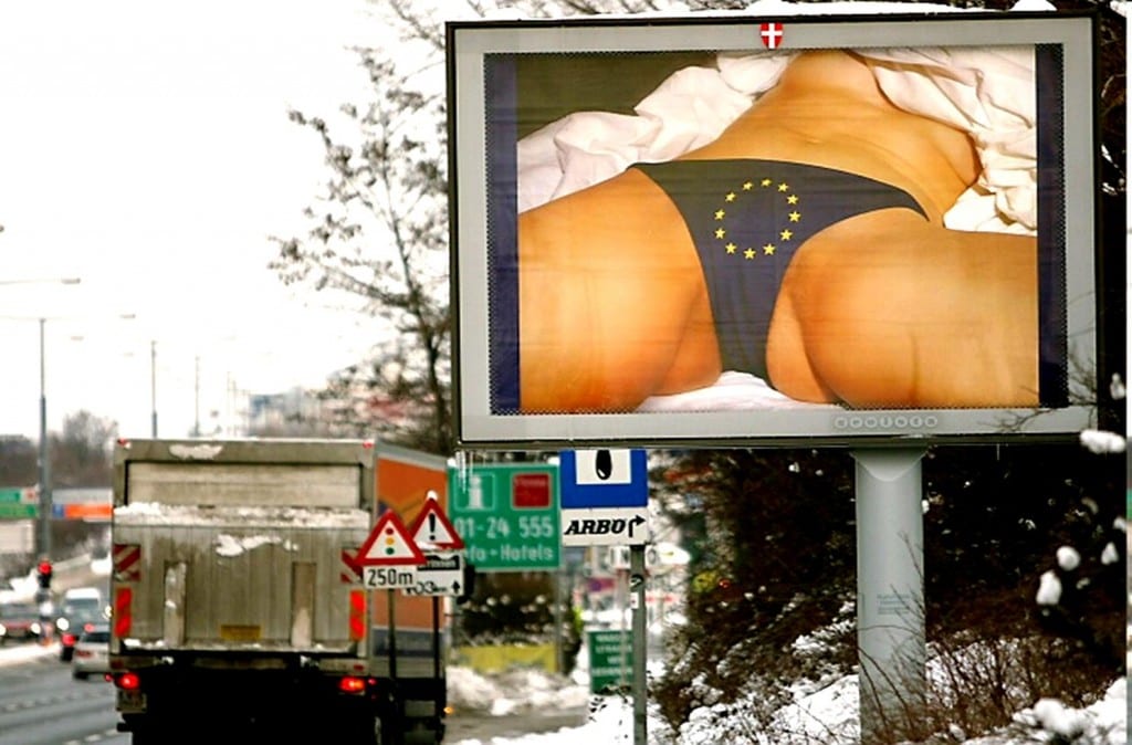 UE PORNOGRAPHIE Panneau commencement du monde pour présidence autrichienne de 2006 1024x674 Avec l’invention grotesque de « Captain Europe », la propagande européiste prouve qu’elle est aux abois