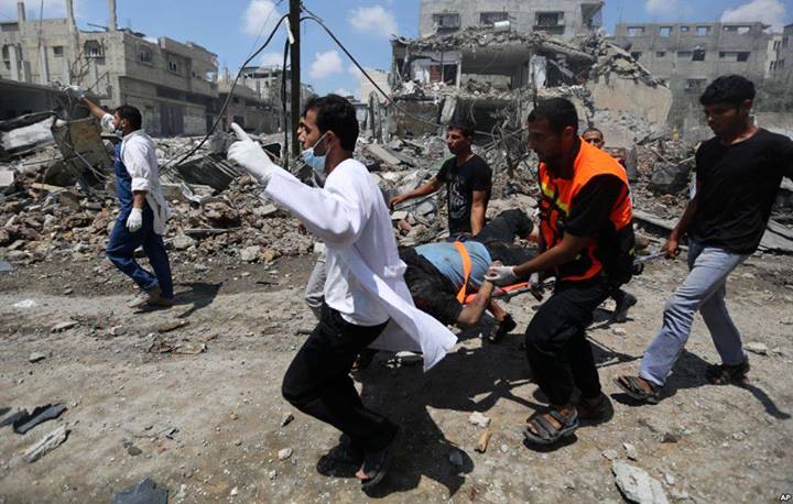 20 juillet 2014 Des médecins transportent un homme très grièvement blessé par un bombardement sur le quartier de Jabaliya à Gaza
