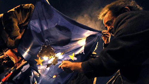 Manifestants grecs brûlant le drapeau européen