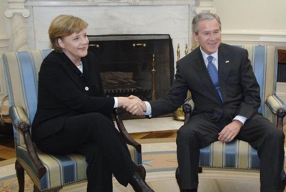 13 janvier 2006 : Peu de temps après son élection à la Chancellerie, Angela Merkel se rend à Washington pour confirmer au Président américain George W. Bush que la pseudo-alternance gauche/droite qui a eu lieu en Allemagne ne remet pas en cause l’Alliance germano-américaine signée par son prédécesseur. 