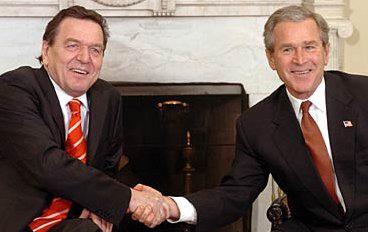 27 février 2004 : Le Président américain George W. Bush et le Chancelier d’Allemagne Gerhard Schröder signent l' Alliance germano-américaine pour le XXIe siècle ("Das deutsch-amerikanische Bündnis für das 21. Jahrhundert“)