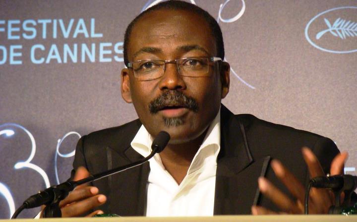 Mahamat SALEH HAROUN est un réalisateur tchadien né en 1961 à Abéché et qui vit en France depuis 1982. Il a réalisé son premier long-métrage, Bye Bye Africa, en 1999. Son deuxième long métrage, Abouna, a remporté le prix de la meilleure image au FESPACO de 2002. En 2010, son film Un homme qui crie, sélectionné en compétition officielle lors du Festival de Cannes 2010, remporte le Prix du Jury. Il a également reçu le prix Robert-Bresson en 2010. 