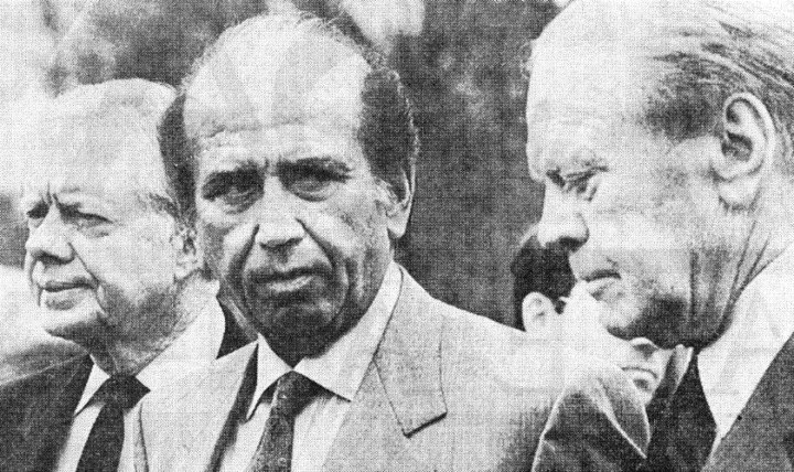 Carlos Andrés Pérez avait été élu Président du Venezuela une première fois en 1974 pour un mandat de 5 ans qui courut du 12 mars 1974 au 12 mars 1979. On le voit ici, solidement encadré entre les deux présidents américains Gerald Ford à droite (Président des États-Unis du 9 août 1974 au 20 janvier 1977) et James Carter à gauche (Président des États-Unis du 20 janvier 1977 au 20 janvier 1981). La Guerre du Kippour ayant provoqué le premier choc pétrolier avec un quadruplement brutal des prix du pétrole, le Venezuela et ses fabuleuses réserves pétrolières devint un élément fondamental pour Washington dans sa géopolitique de l'Or noir. 