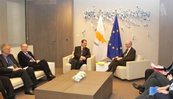Atmosphère très cordiale à Bruxelles le 14 mars 2013 : les dirigeants européistes de Chypre et les dirigeants de l'UE rient de bon cœur du racket général sur les comptes bancaires des particuliers à Chypre dont ils viennent de convenir. 