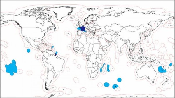 La maîtrise des mers est un enjeu est d’autant plus fondamental que la France a la chance inouïe de disposer du deuxième domaine maritime le plus vaste du monde, notamment grâce à nos Départements et Collectivités d’Outre-mer (zones en bleu sur ce planisphère). Il s'agit d'un atout stratégique de tout premier plan en ce XXIe siècle qui voit les ressources halieutiques se faire de plus en plus rares.