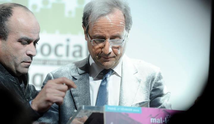 1er février 2013 : François Hollande est "enfariné" par une femme d'une quarantaine d'années pendant son intervention lors de la réunion publique organisée par la Fondation Abbé Pierre, au Parc des Expositions, porte de Versailles, sur le mal-logement. La manifestante ne supportait sans doute plus le cynisme et le mensonge permanents de ce pseudo "socialiste" qui prétend faire ses bonnes œuvres comme une dame patronnesse, mais qui laisse 1500 Français de plus basculer chaque jour sous le seuil de pauvreté calculé par l'INSEE. Au même moment, les grandes banques accumulent des profits de plus en plus pharaoniques.