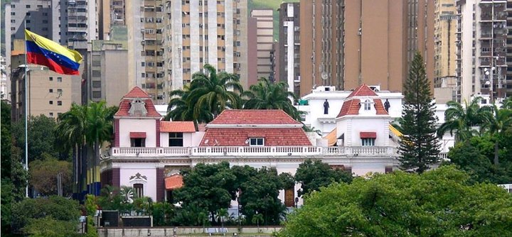 Situé dans le centre ville de Caracas et entouré de jardins, le Palais de Miraflores est l'équivalent de notre Palais de l'Élysée.