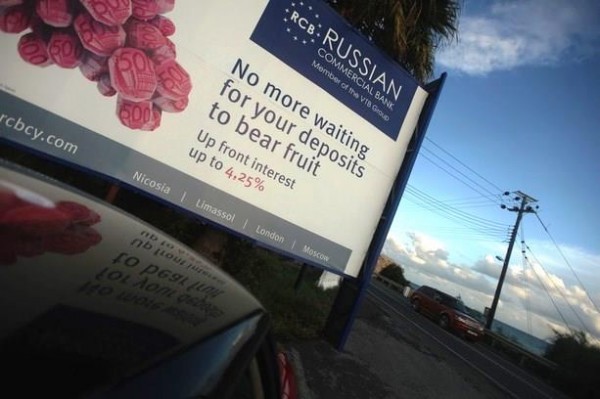 Parmi les gros déposants dans des banques chypriotes figurent des riches particuliers russes, attirés par les promesses de rentabilité de la Russian Commercial Bank (Cyprus). Ici une affiche publicitaire le long d'une route près du port chypriote de Limassol.