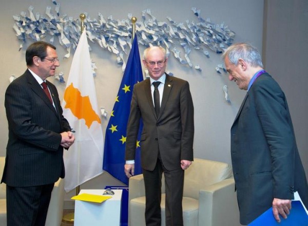 De gauche à droite : M. Nicos ANASTASIADES, Président de la République de Chypre, M. Herman VAN ROMPUY, Président du Conseil européen, et M. Michael SARRIS, ministre des finances de la République de Chypre. Tous ces messieurs semblent savourer l'idée du racket organisé sur les déposants chypriotes. Le ministre des finances de Chypre paraît même avoir du mal à ne pas éclater de rire. 