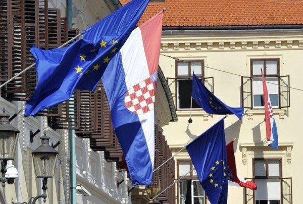 Bien que l'espace public en Croatie ait été envahi, de façon quasiment totalitaire, par les emblèmes du dogme européiste, 4 électeurs croates sur 5 ont administré un camouflet cinglant à leurs dirigeants en refusant d'aller voter aux premières élections au parlement européen organisées dans leur pays.