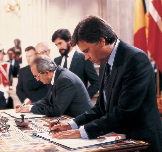 Felipe González signe l’acte d’adhésion de l’Espagne à la Communauté économique européenne le 1er janvier 1986 au Palais royal d’Orient, à Madrid ; De la géopolitique bien comprise à la déformation de l’ Histoire 