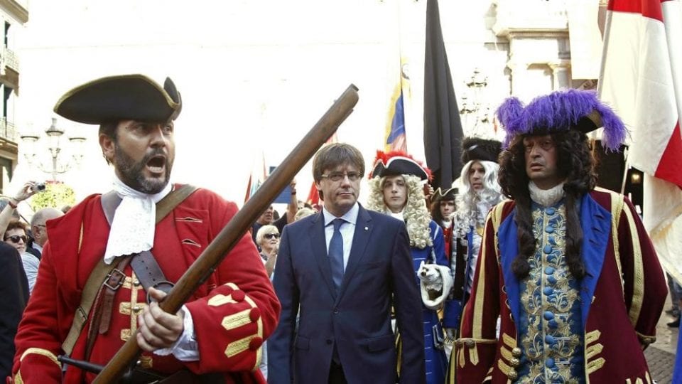 Le président de la Généralité de Catalogne, Carles Puigdemont (au centre), lors de la Diada 2016, entouré de personnages en costumes d’époque.
