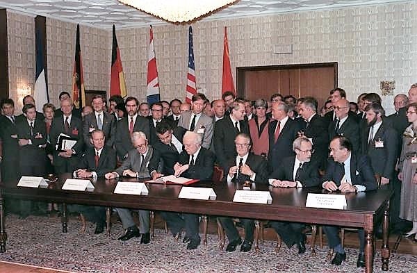 Im Moskauer Hotel "Oktober" unterzeichneten am 12. September 1990 die Außenminister der beiden deutschen Staaten und der vier Siegermächte den Vertrag über die äußeren Aspekte der deutschen Einheit (l-r): James Baker (USA), Douglas Hurd (Großbritannien), Eduard Schewardnadse (UdSSR), Roland Dumas (Frankreich), Lothar de Maiziere (DDR), Hans-Dietrich Genscher (BRD). Nach rund 45 Jahren erhält Deutschland seine volle Souveränität zurück.