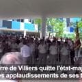 GIFLE SYMBOLIQUE DES MILITAIRES ADRESSÉE À EMMANUEL MACRON : ils organisent une haie d’honneur pour le chef d’état-major des armées démissionnaire.