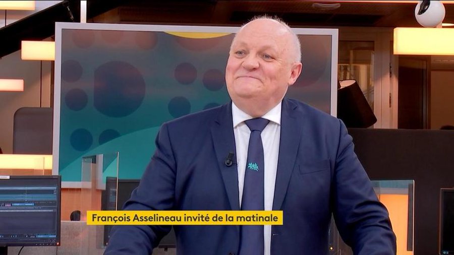 François Asselineau est l'invité d'Alix Bouilhaguet dans la matinale de franceinfo