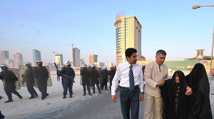 Nabil Rajab et Abdulhadi Alkhawaja aidant une vieille femme après l'intervention musclée de la police contre une manifestation pacifique en août 2010.