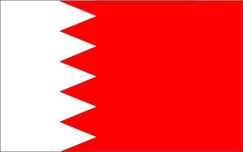 Le drapeau national du Bahreïn a été adopté par phases successives entre 1820 et 2002. La dernière version ne compte plus que 5 pointes blanches sur le côté, qui représentent les "Cinq Piliers de l'Islam" ( c'est-à-dire les 5 obligations rituelles : profession de foi, prière cinq fois par jour, aumône, ramadan et pèlerinage à La Mecque).