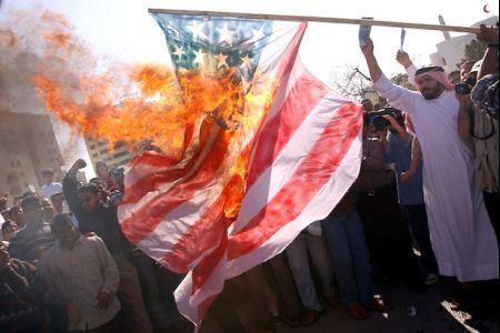  Des manifestants brûlent le drapeau américain pendant l'une des émeutes qui ont émaillé la vie politique du Bahreïn depuis un an et demi.