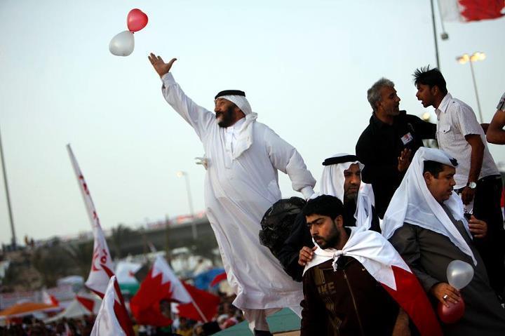 21 février 2011 : grande manifestation antigouvernementale à la tombée du jour au Rond-point Pearl (Pearl roundabout) dans Manama.
