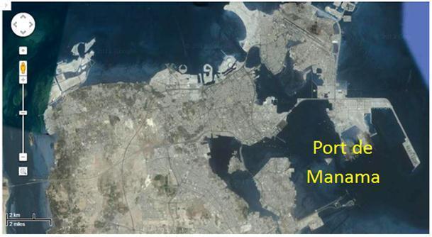 Sur cette photo de la ville de Manama prise par satellite, on voit clairement - à l'est - l'immense plan d'eau d'une dizaine de kilomètres de large, abrité par quelques puissantes jetées, qui constitue le port de la Ve Flotte américaine. Au-dessus on peut distinguer la longue piste de l'aéroport international, situé à la pointe nord-est.