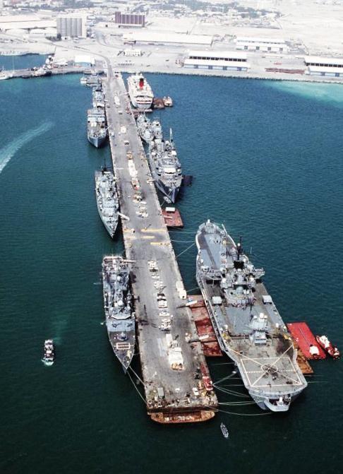 Des navires de guerre américains dans le port de Manama, au Bahreïn, juste après l'Opération "Desert Storm" ("Tempête du Désert") menée contre l'Irak en 1991. On y voit notamment le navire amiral USS Blue Ridge à droite et la frégates USS Hawes à gauche (ainsi que la frégate britannique HMS Boxer au-dessus).