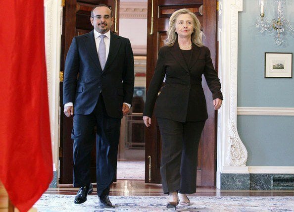 9 mai 2012 : la Secrétaire d'État Hillary Clinton reçoit d'un air décidé au département d'État le prince Salman bin Hamad bin Isa Al-Khalifa. À l'évidence, Washington a fait son choix.