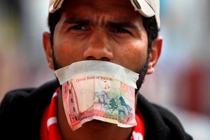 Sur Pearl Square, ce manifestant a scotché un billet de banque bahreïni sur sa bouche pour dénoncer le pouvoir de l'argent qui a muselé tous les médias dans le royaume.