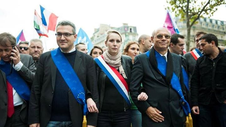 Aymeric Chauprade, arborent désormais sans vergogne leurs écharpes aux couleurs de l'UE