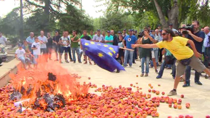 Espagne des paysans brûlent leurs fruits et le drapeau européen pour protester contre les sanctions contre la Russie