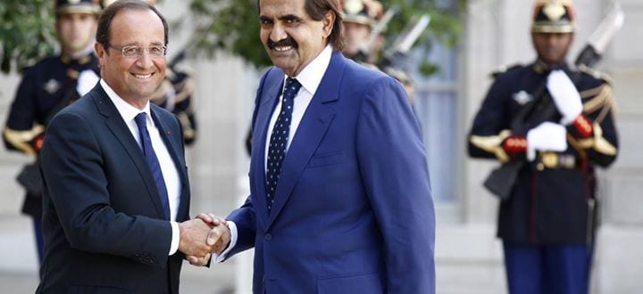François Hollande accueille l'émir du Qatar, Sheikh Hamad ben Khalifa al-Thani, à l’Élysée le 22 août 2012. C'est bien le même émir que sur la photo précédente : mais il a suivi un régime et a troqué son "bisht" traditionnel pour un complet veston occidental.
