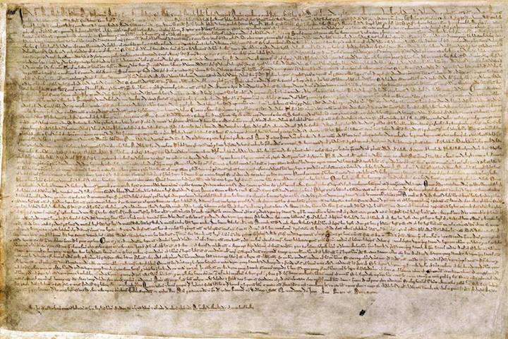  La Magna Carta Libertatum ou « Grande Charte » est une charte de soixante-trois articles arrachée par le baronnage anglais au roi Jean sans Terre le 15 juin 1215, après une courte guerre civile notamment marquée par la prise de Londres, le 17 mai, par les rebelles. Les barons étaient excédés des exigences militaires et financières du roi et de ses échecs répétés en France, en particulier à Bouvines et à La Roche-aux-Moines.