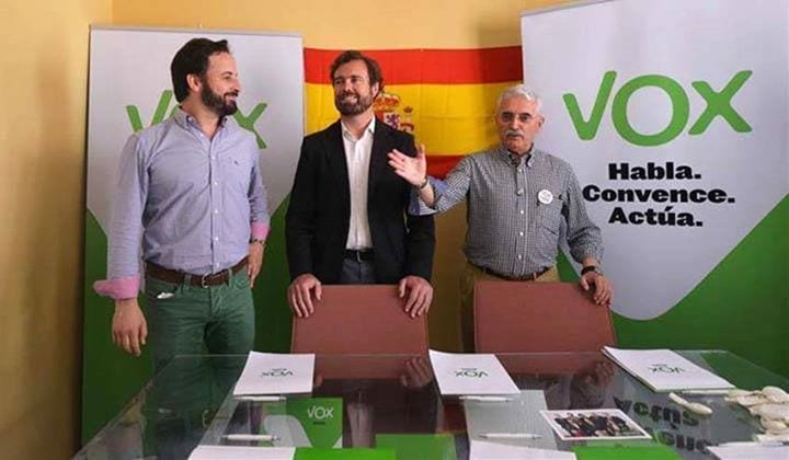 Santiago Abascal en compagnie de deux responsables du parti Vox