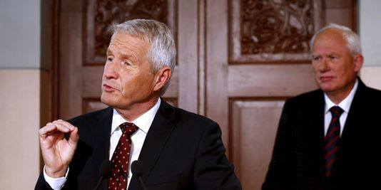  Le président du Comité Nobel de la Paix, Thorbjørn Jagland, annonce comme chaque année à Oslo le nom du nouveau lauréat. Derrière lui, l'homme de l'ombre des Américains, le secrétaire du Comité Nobel, Geir Lundestad. 