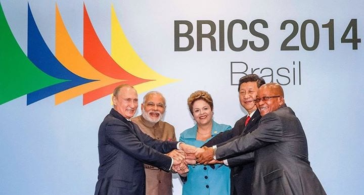 dirigeants-des-5-pays-du-BRICS-réunis-en-sommet-à-Fortaleza-au-Brésil-le-15-juillet-2014