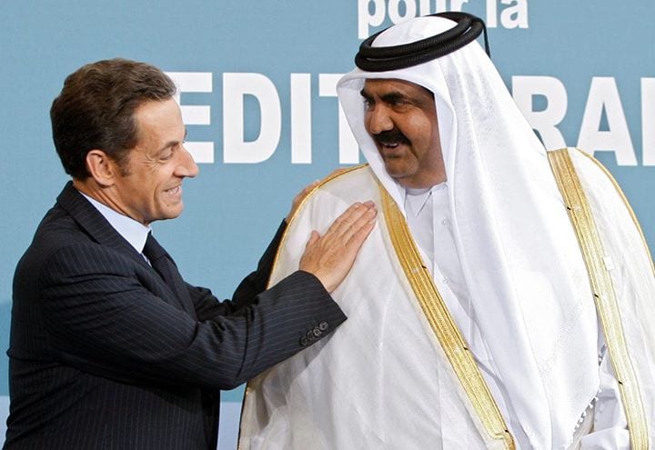 Sommet euro-méditerranéen du 20 juin 2013 : Nicolas Sarkozy, se prenant pour un majordome, époussette et vérifie que le "bisht" (vêtement traditionnel) de l'émir du Qatar, Sheikh Hamad ben Khalifa al-Thani, n'a pas de faux pli...