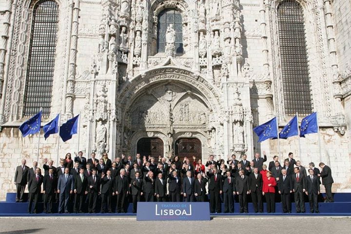 Signature du nouveau traité à Lisbonne le 13 décembre 2007 entre les vingt-sept États membres de l'Union européenne.